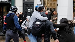 Fransız polisi lise öğrencilerini diz çöktürerek gözaltına aldı