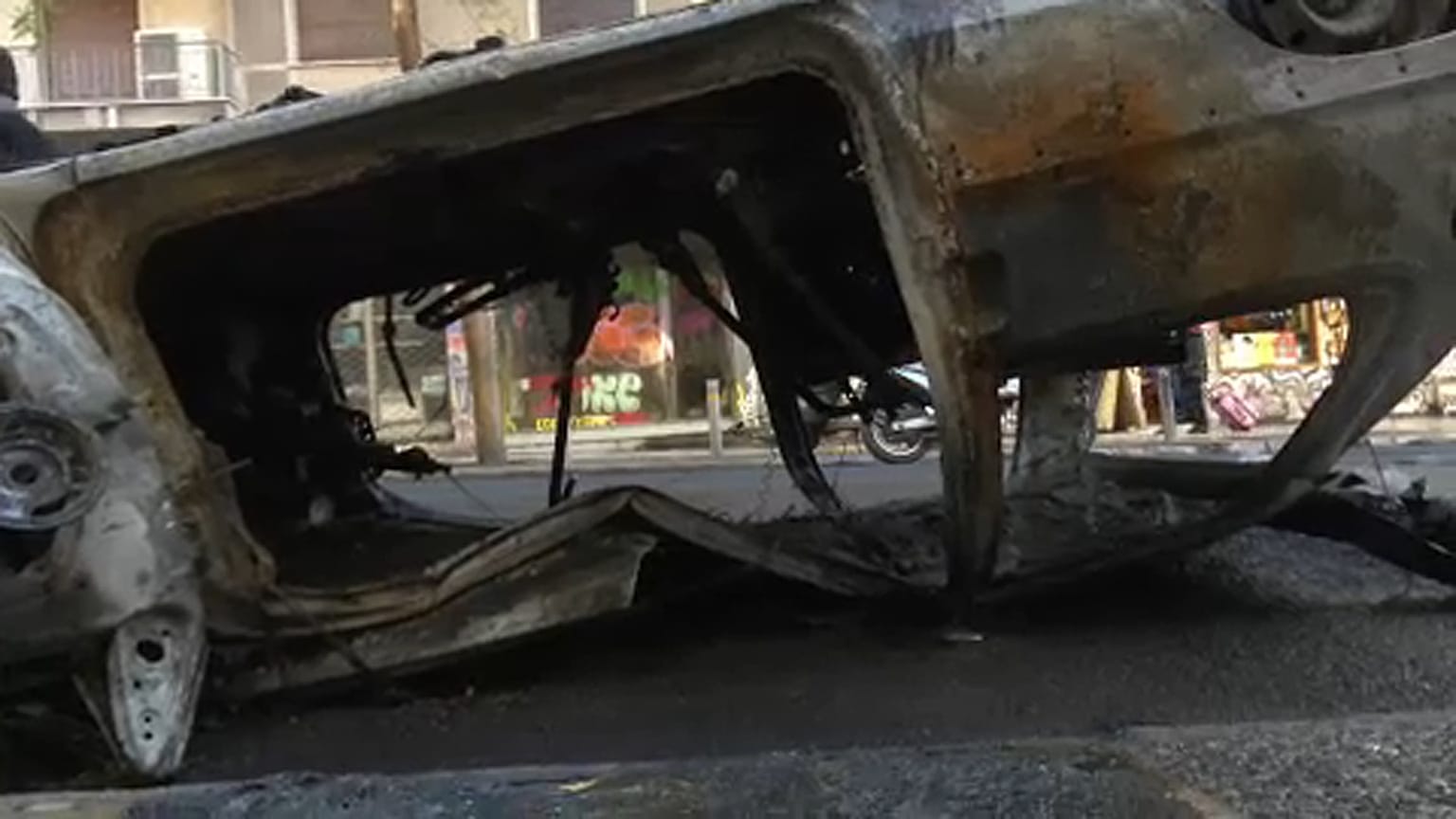 Εξάρχεια: Οι υπηρεσίες καθαρισμού απομάκρυναν 30 τόνους μπάζα μετά τα επεισόδια