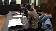 Лев Пономарёв с адвокатами в Тверском районном суде Москвы