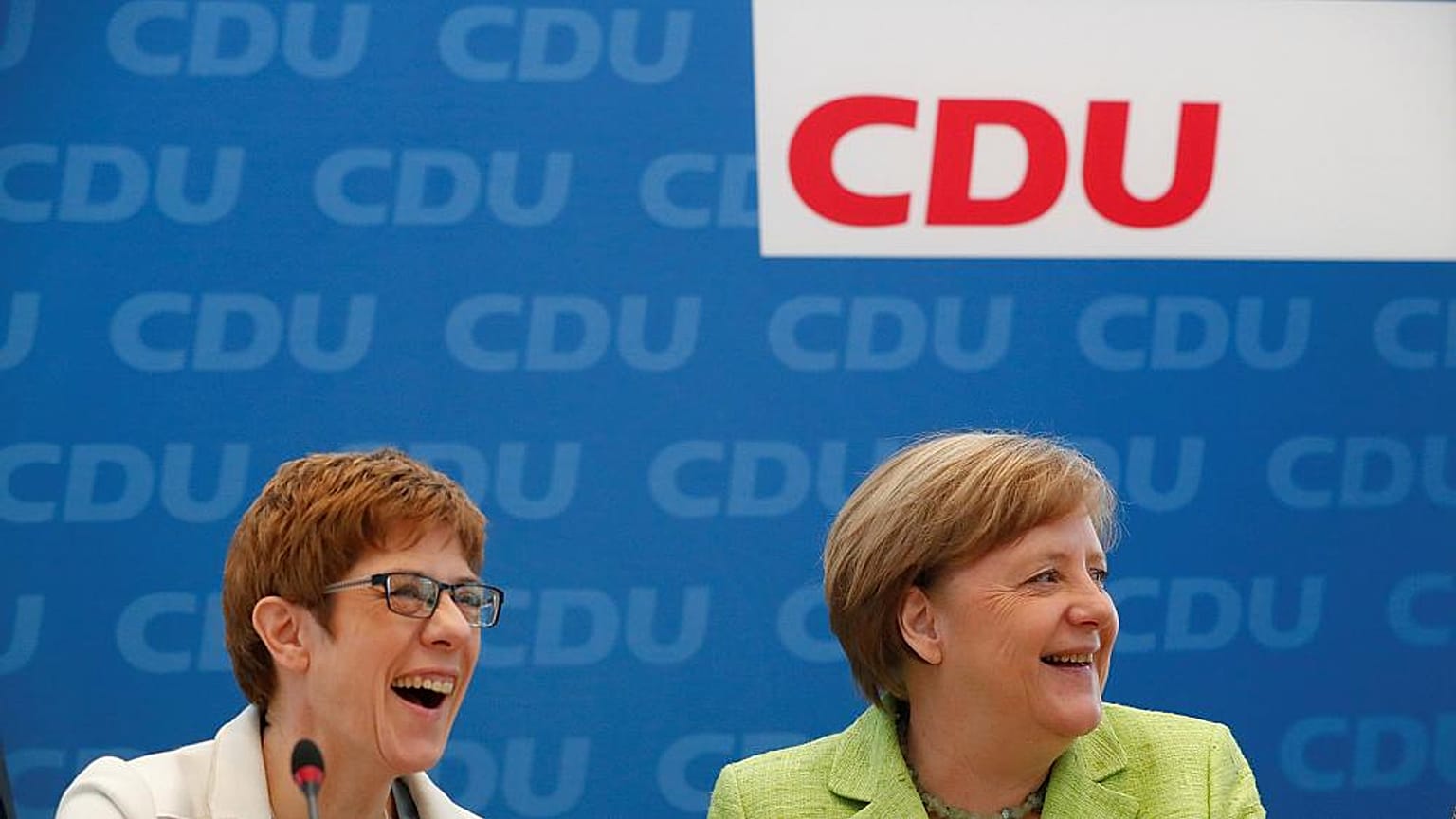 Merkel'in bıraktığı genel başkanlık koltuğuna Karrenbauer oturdu
