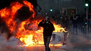 Quale potere per Macron mentre in migliaia chiedono le sue dimissioni?