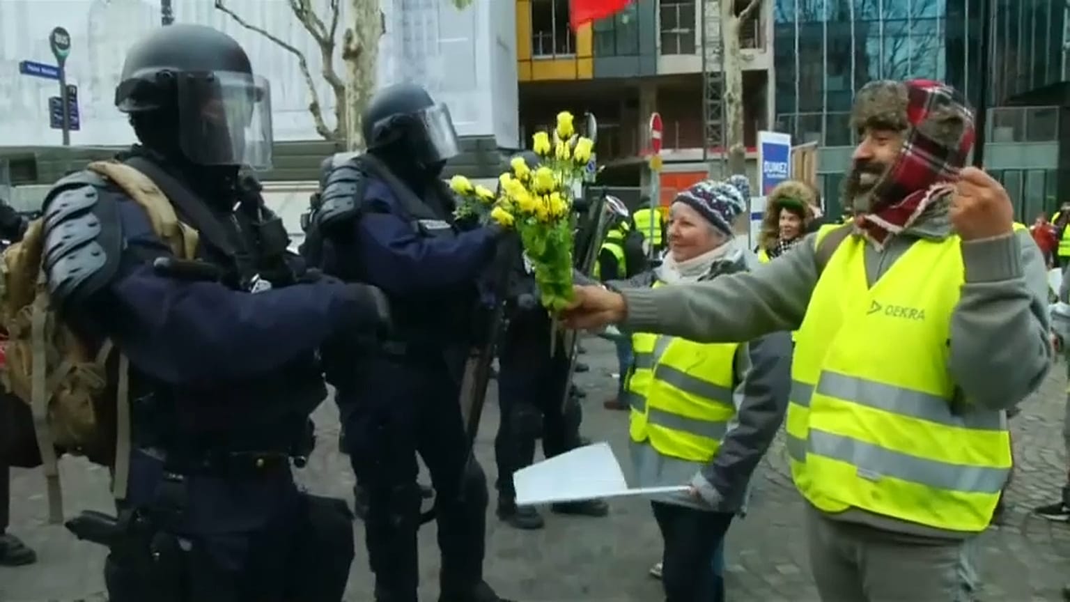 Sarı Yelekliler polise çicek uzattı