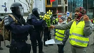Sarı Yelekliler polise çicek uzattı