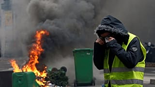 شاهد: كيف تعتقل الشرطة الفرنسية متظاهري السترات الصفراء