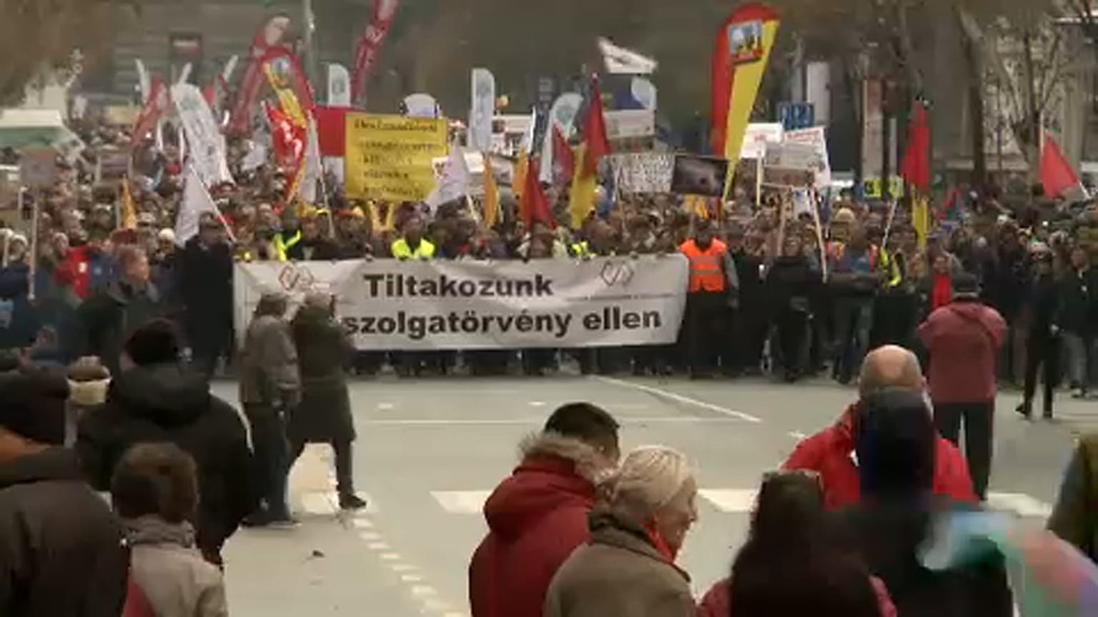 A rabszolgatörvény megakadt a munkavállalók torkán