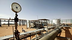 Libya'da daha iyi kamu hizmeti isteyenler petrol sahasını bastı
