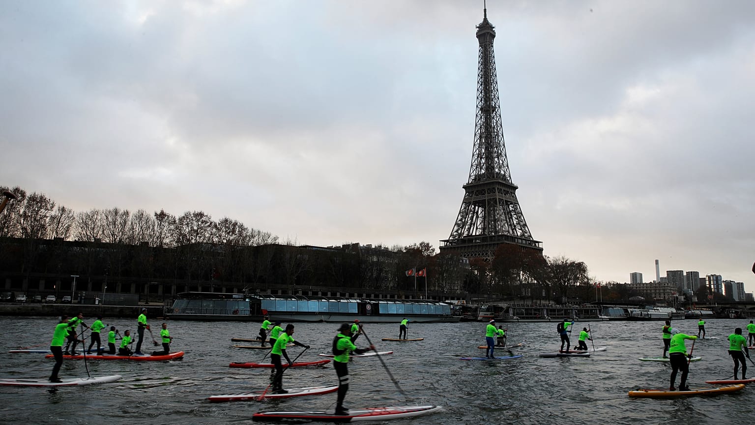 800 paddles traversent Paris