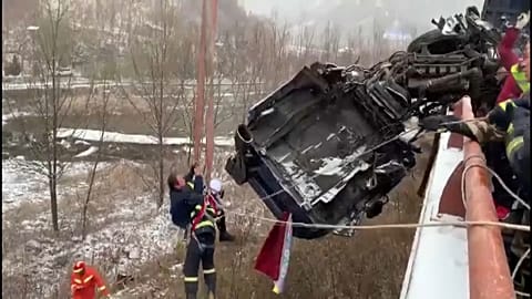 Rescatan a un conductor que se encontraba parcialmente suspendido en el aire