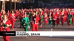Des milliers de père noël envahissent les rues de Madrid