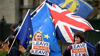 Brexit: Η τριπλή μέγγενη της Τερέζα Μέι