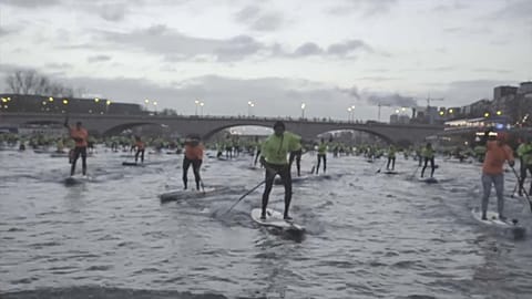 Paris'in göbeğinde kürek çeken sörfçüler