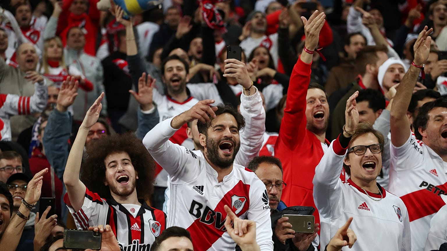 شاهد: جماهير ريفر بليت الأرجنتيني تشعل مدريد احتفالاً بالفوز على بوكا جونيورز