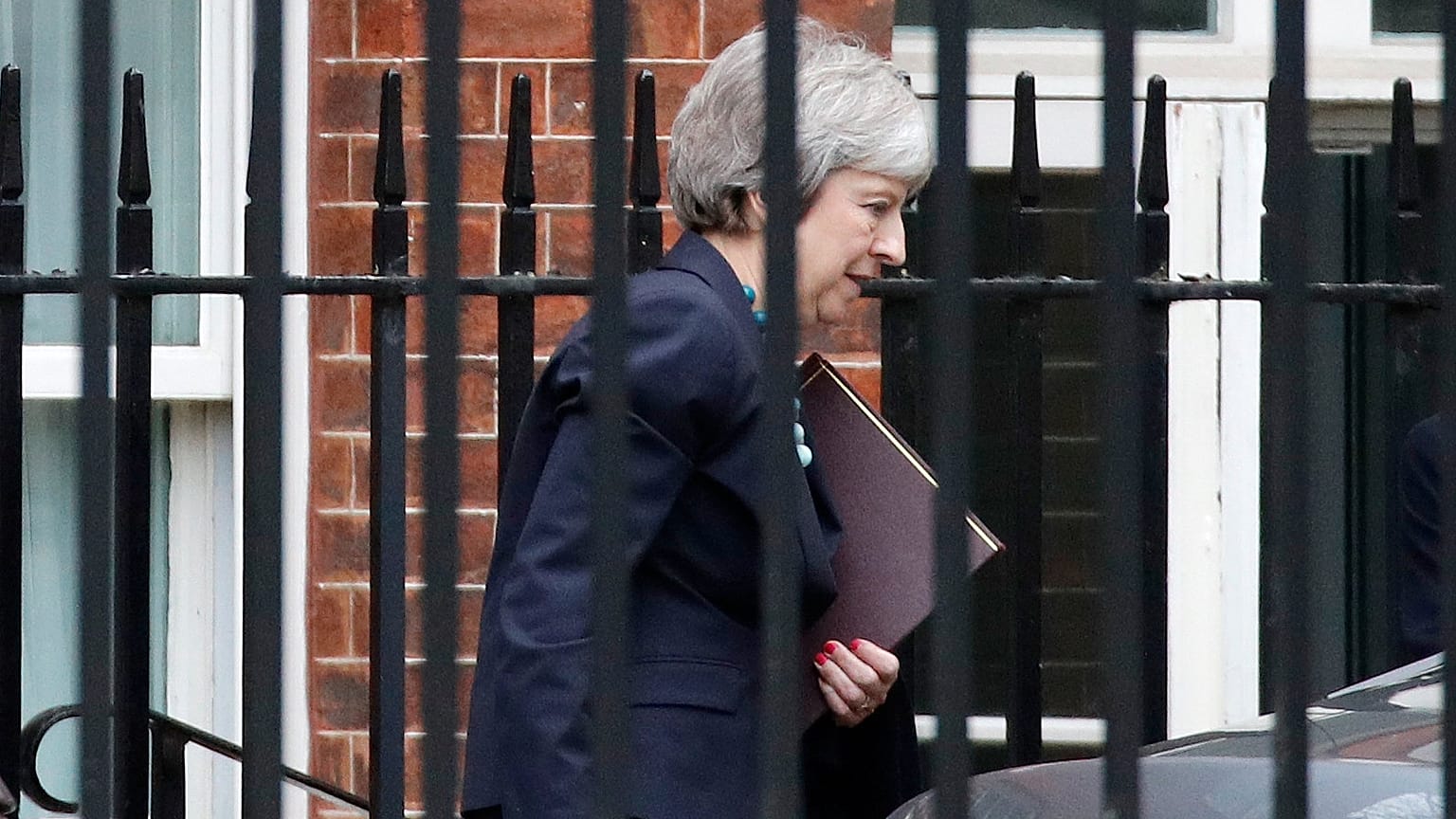 Theresa May Brexit oylamasının ertelendiğini duyurdu