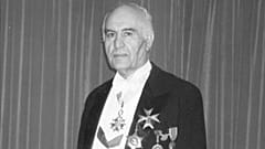رضا نیازمند پس از نجات کارخانه ولوو، نشان شوالیه را از پادشاه سوئد گرفت