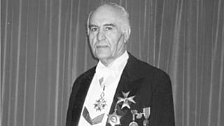 رضا نیازمند پس از نجات کارخانه ولوو، نشان شوالیه را از پادشاه سوئد گرفت