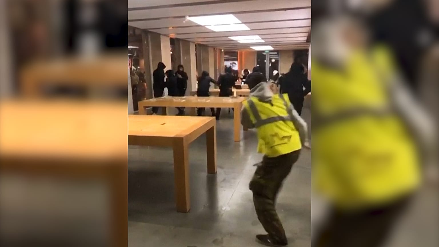Sarı Yelekliler Apple mağazasını yağmaladı