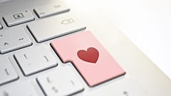 Yellow Vest protesters find love online 
