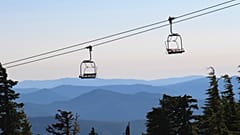 Alplerdeki kayak merkezinde 5 lift vagonu havada çarpıştı