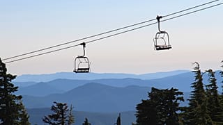 Alplerdeki kayak merkezinde 5 lift vagonu havada çarpıştı