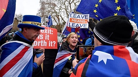 Brexit karşıtları ile yandaşları May'i protesto etti