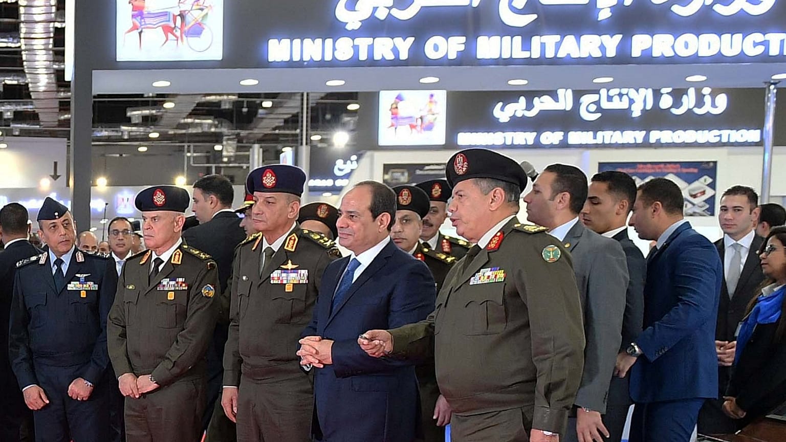 الرئيس المصري عبد الفتاح السيسي وسط قيادات عسكرية مصرية