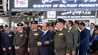 الرئيس المصري عبد الفتاح السيسي وسط قيادات عسكرية مصرية
