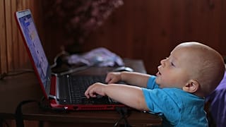 خطر الشاشات على الأطفال.. أهو حقيقي أم أنه نوع من "ذعر الأهل" المعتاد؟