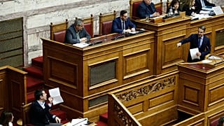 Άγρια κόντρα Τσίπρα - Μητσοτάκη για το Σκοπιανό με φόντο τις συντάξεις