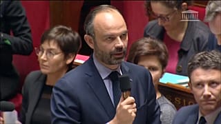 Le "virage social" de Macron critiqué par l'opposition