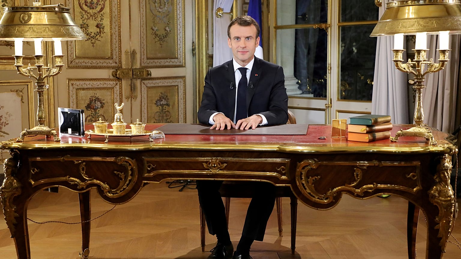 Macron mostró "profundo desagrado" en su discurso sobre los chalecos amarillos, según experto
