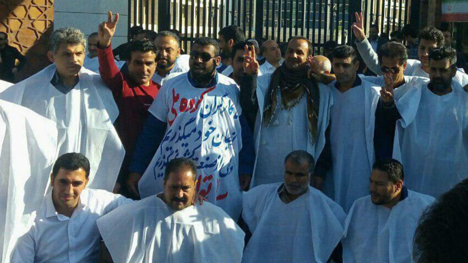 تجمع کارگران کفن‌پوش فولاد اهواز با الهام از جلیقه‌زردهای فرانسه