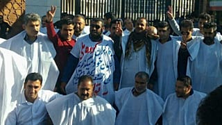تجمع کارگران کفن‌پوش فولاد اهواز با الهام از جلیقه‌زردهای فرانسه