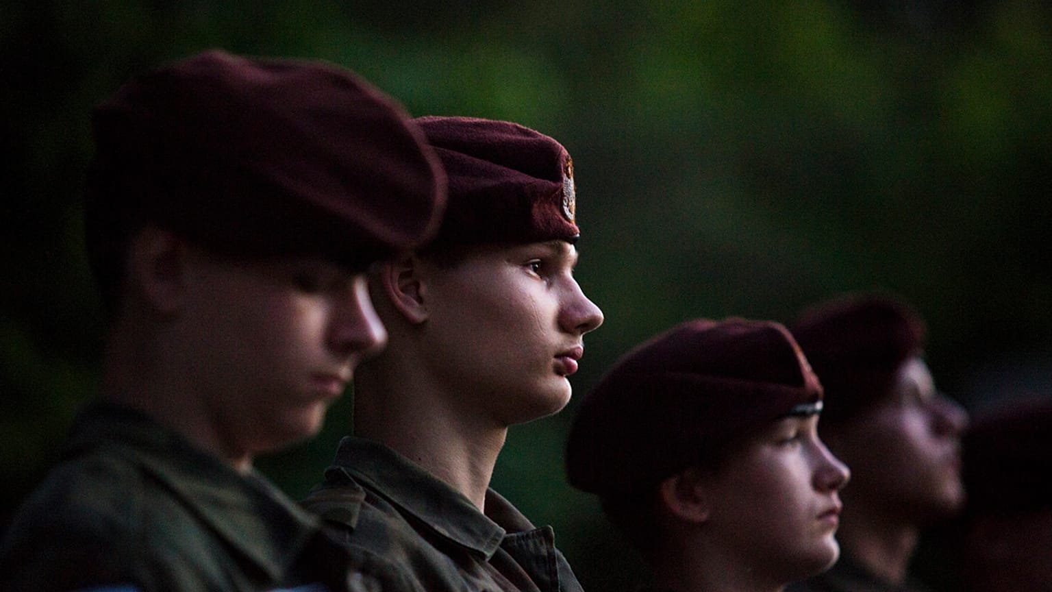 Jóvenes polacos que sueñan con maniobras militares