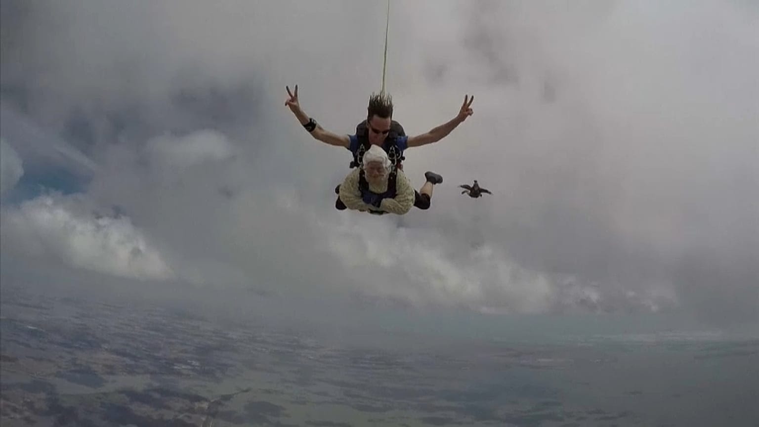 Une parachutiste âgée de 102 ans