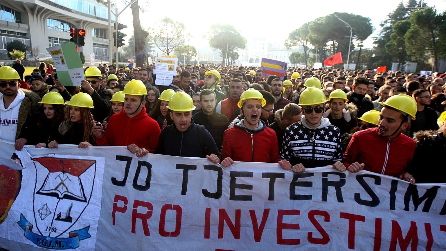 Albania, gli studenti in piazza a fiumi contro l'innalzamento delle tasse