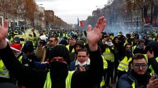 ومن الأصفر ما حبس.. ناشطة تقول إن مصر حبست محاميا لأنه... ارتدى سترة صفراء !