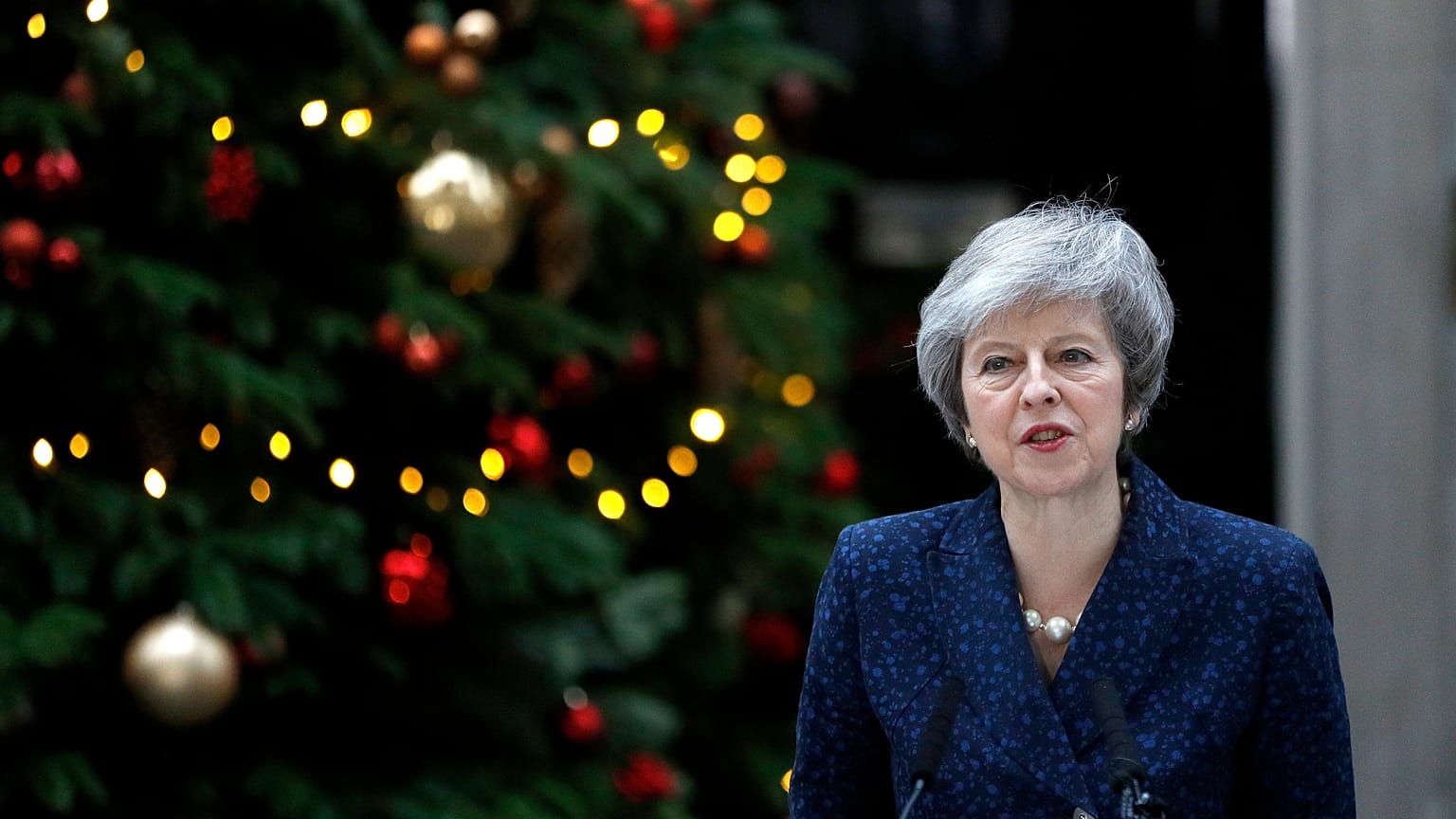 Theresa May: "Combatterò la mozione di sfiducia"