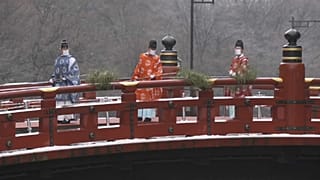Japonya'da 'kutsal köprü Shinkyo' bambu süpürgelerle temizlendi