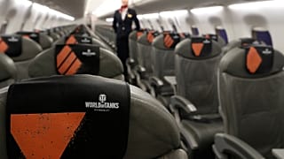 İyiliksever yolcu 'first class' koltuğunu anne ve hasta bebeğine verdi