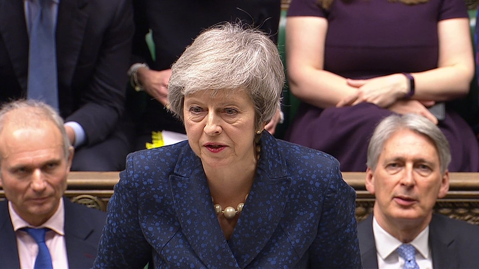 Theresa May remporte le vote de défiance et reste Première ministre