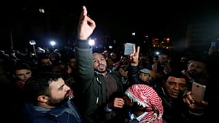 محتجون خلال مظاهرة ضد اجراءات التقشف الحكومية في عمان 14-12-2018
