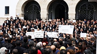 محامون وأطباء تونسيون يحتجون على قانون يطالبهم بمزيد من الشفافية الضريبية