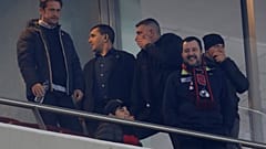 Ο Ματέο Σαλβίνι στα θεωρεία του γηπέδου "Καραϊσκάκη" στον Πειραιά