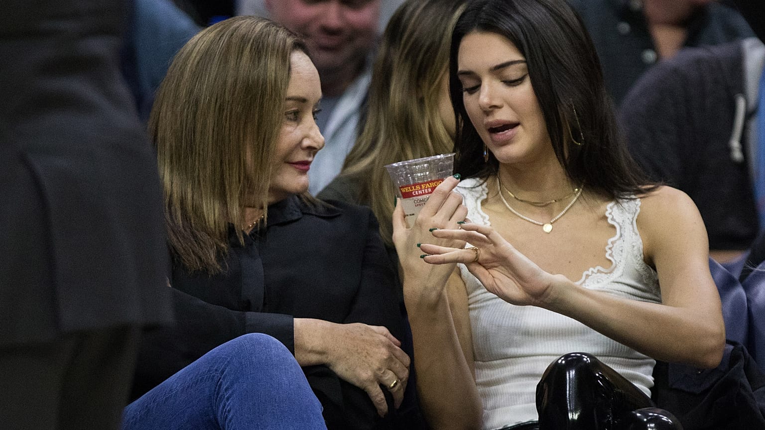 Kendall Jenner, a la derecha de la imagen