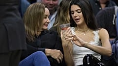 Kendall Jenner, a la derecha de la imagen