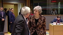 [Vídeo] El tenso intercambio entre Theresa May y Jean-Claude Juncker