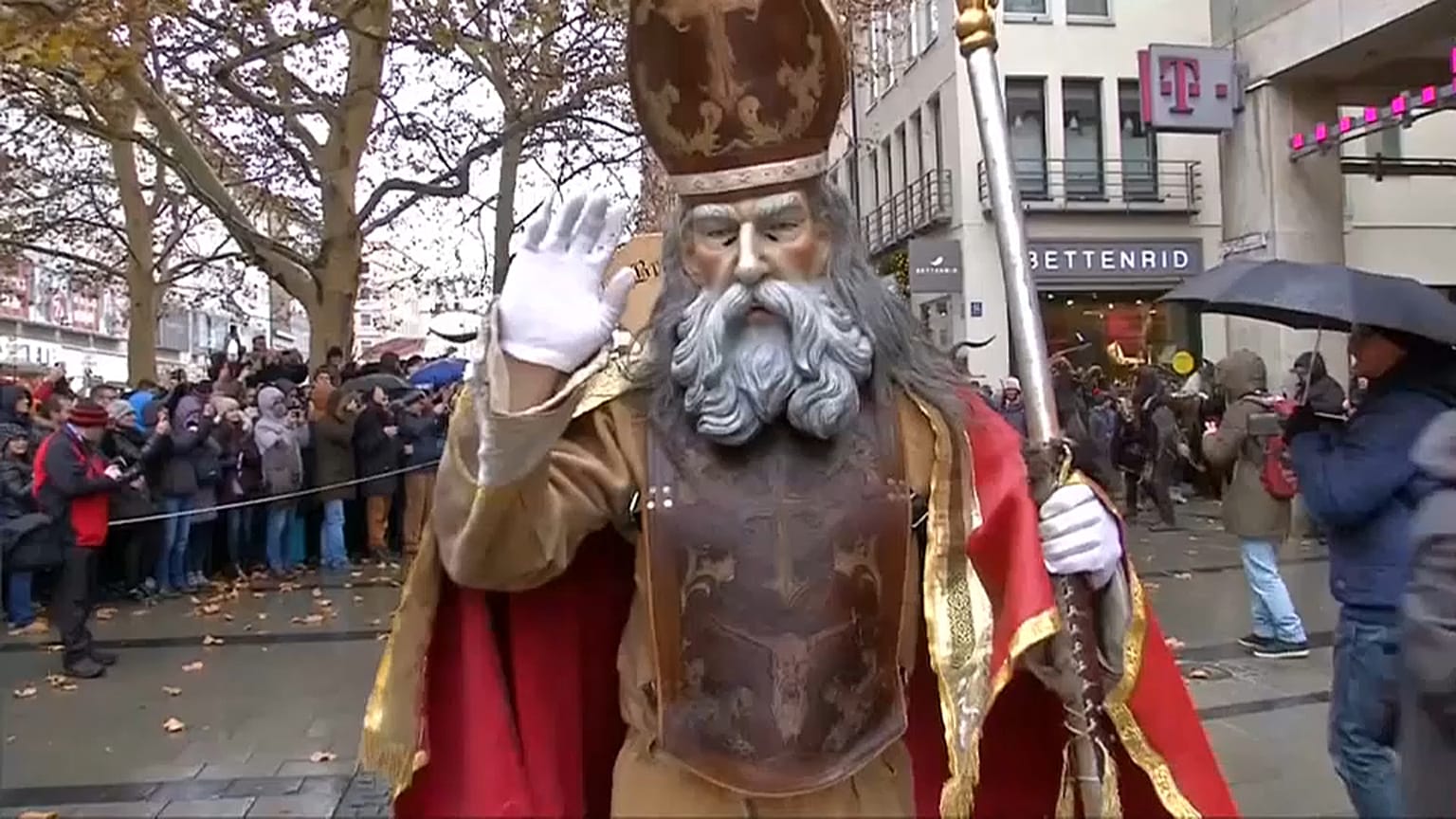 Haftanın 'no comment' videoları: Noel Baba Yarışı, Obama'nın dansı ve dev piton