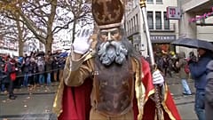 Haftanın 'no comment' videoları: Noel Baba Yarışı, Obama'nın dansı ve dev piton
