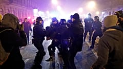 Budapesti tüntetések : félszáz embert állítottak elő