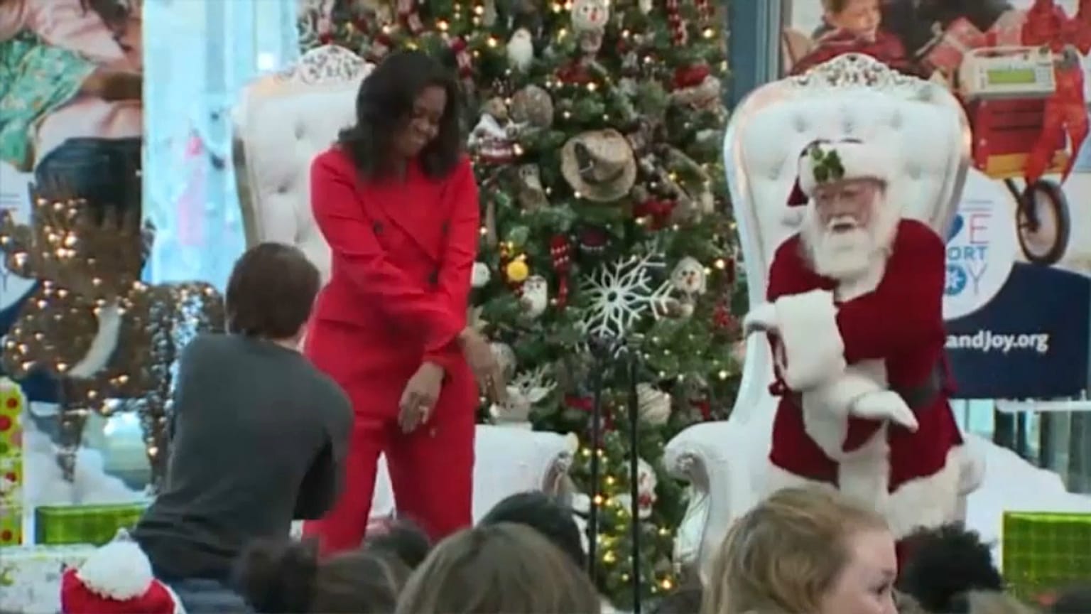 Michelle Obama Noel Baba'yı dansa davet etti